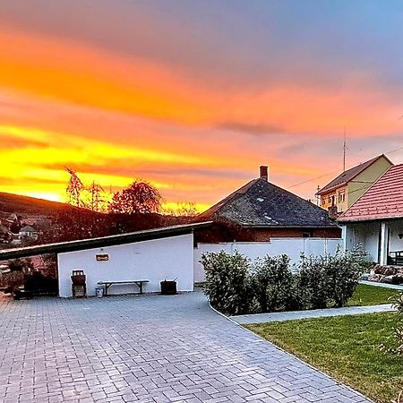 Ladislaus Schnaps-Haus Falusi Vendeghaz Csolnok Zewnętrze zdjęcie